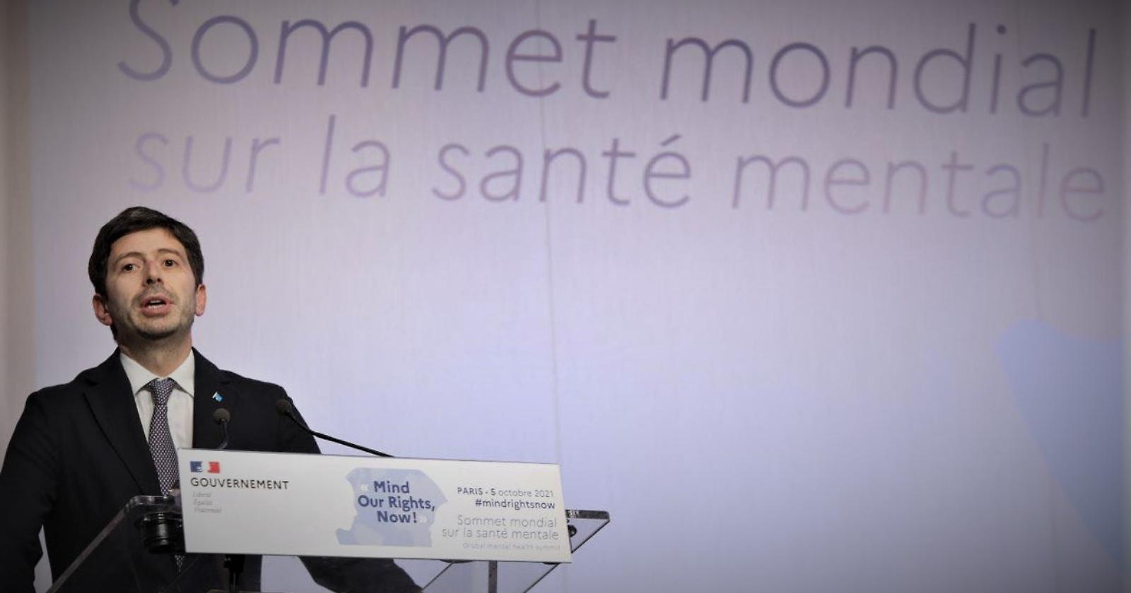 Summit mondiale sulla salute mentale. Il ministro del: «Sono nervoso al pensiero di qualsiasi aggregazione di più di due persone, mi turba persino veder passare le automobili per strada», vola a Parig