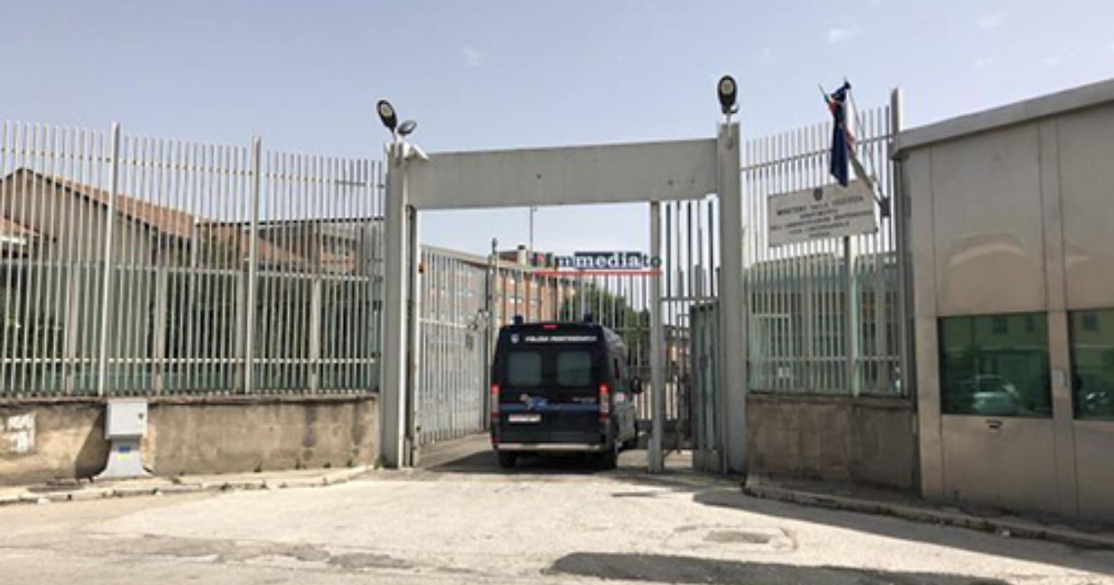 Operazione della Dia nel carcere di Foggia con sequestro di telefonini e droga