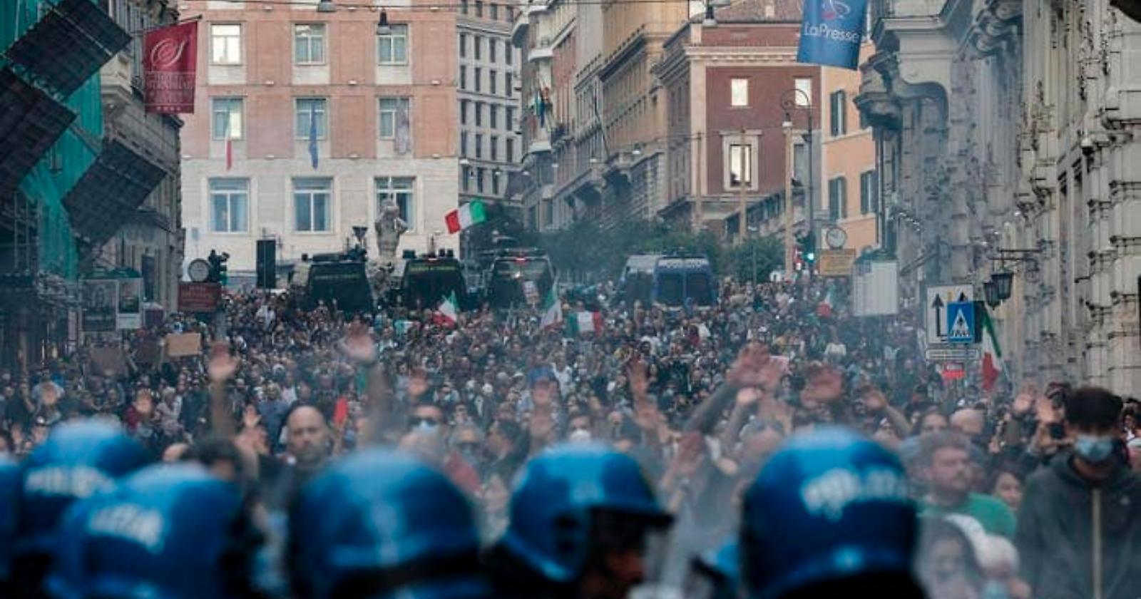 Un sabato di follia: arrestate nella notte 12 persone. Condanna bipartisan delle violenze no pass, Draghi: «Avanti con i vaccini»