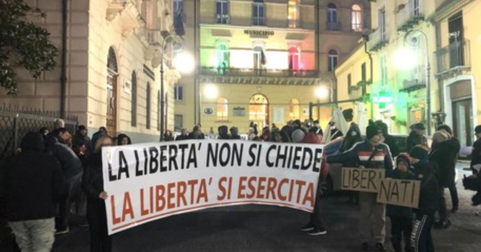Potenza, sit-in no pass: «Erosione costante dei diritti e delle libertà fondamentali»