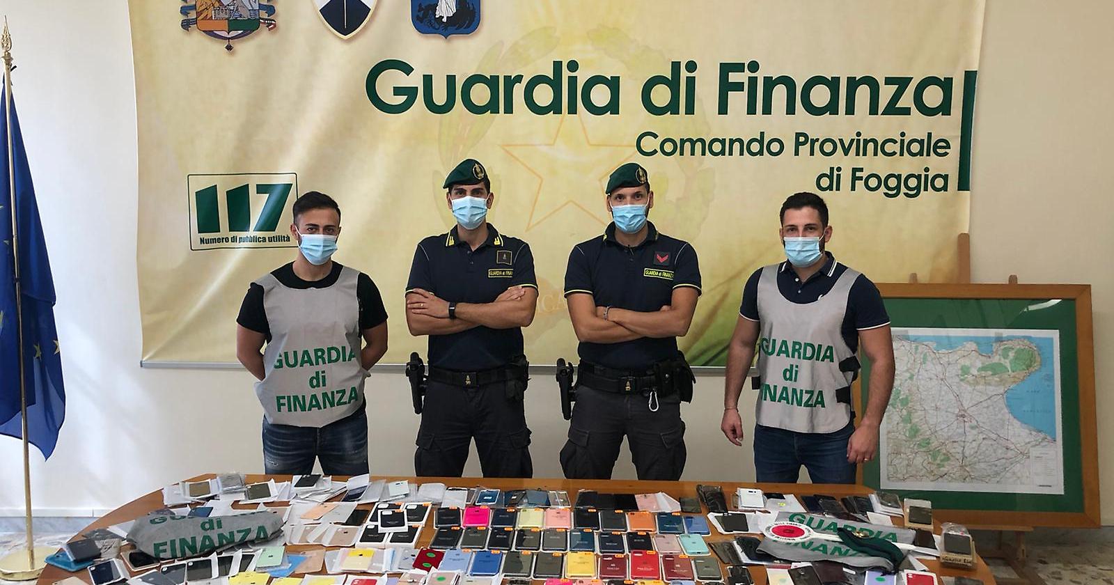 La GdF di Foggia prende di petto l'abusivismo commerciale: 46mila articoli contraffatti sequestrati, 79 persone denunciate
