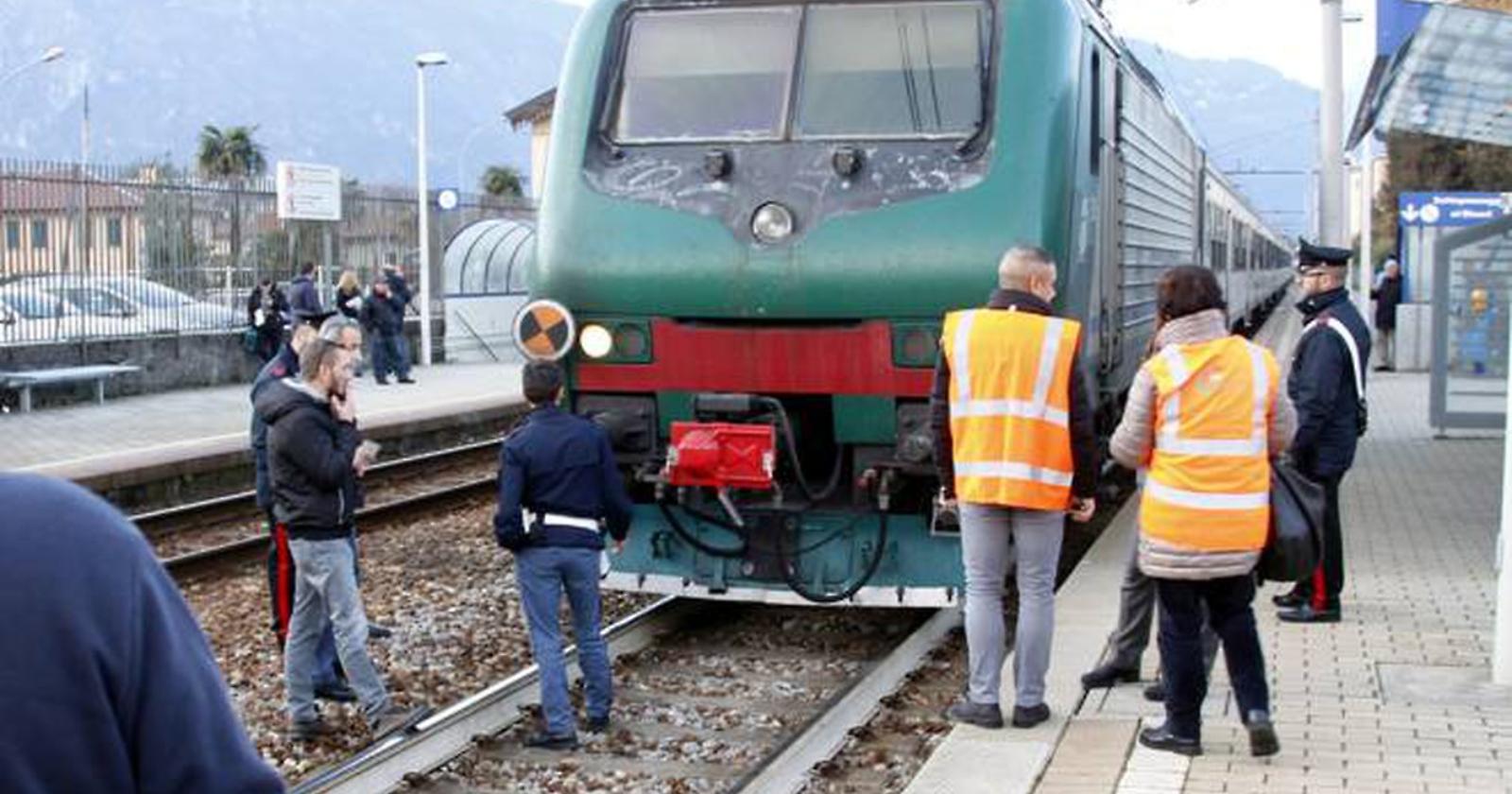 Seduta vicino ai binari con le cuffiette, ragazza 16enne travolta da un treno in Puglia