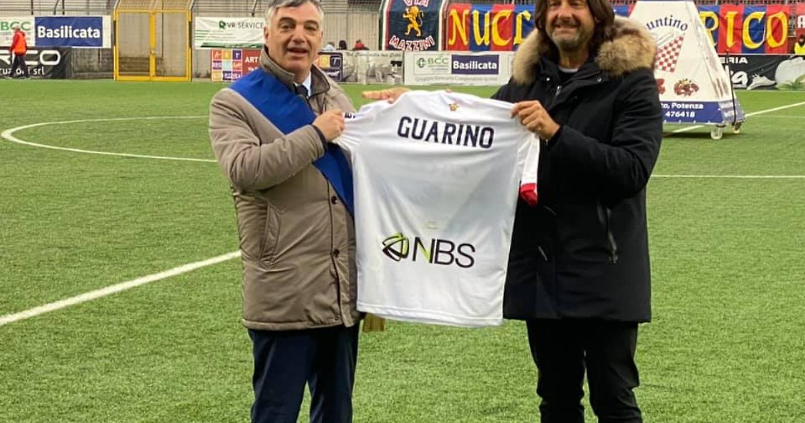 Al Viviani Caiata consegna la maglietta de #lacasadei100comuni al presidente della Provincia di Potenza