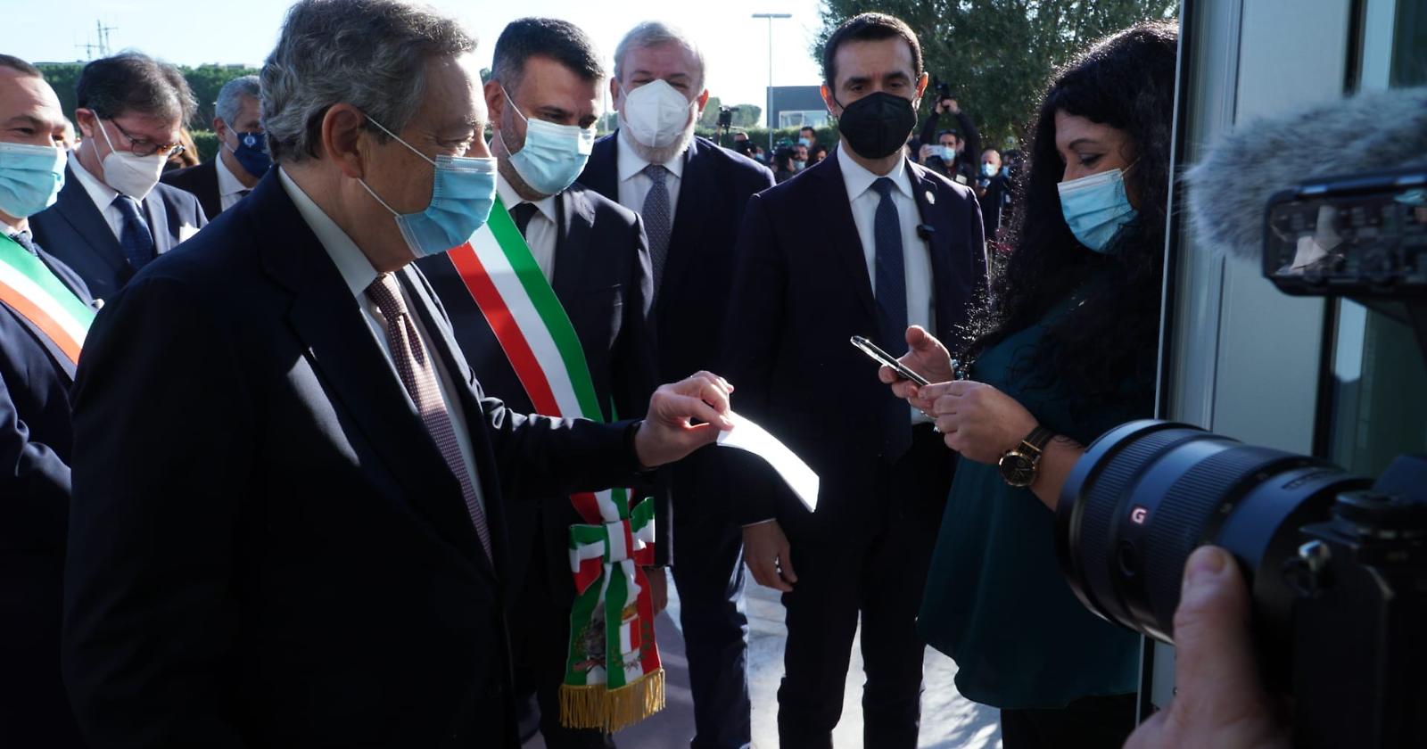 Draghi, il virile del green pass: a Bari meglio dell'Istituto Luce