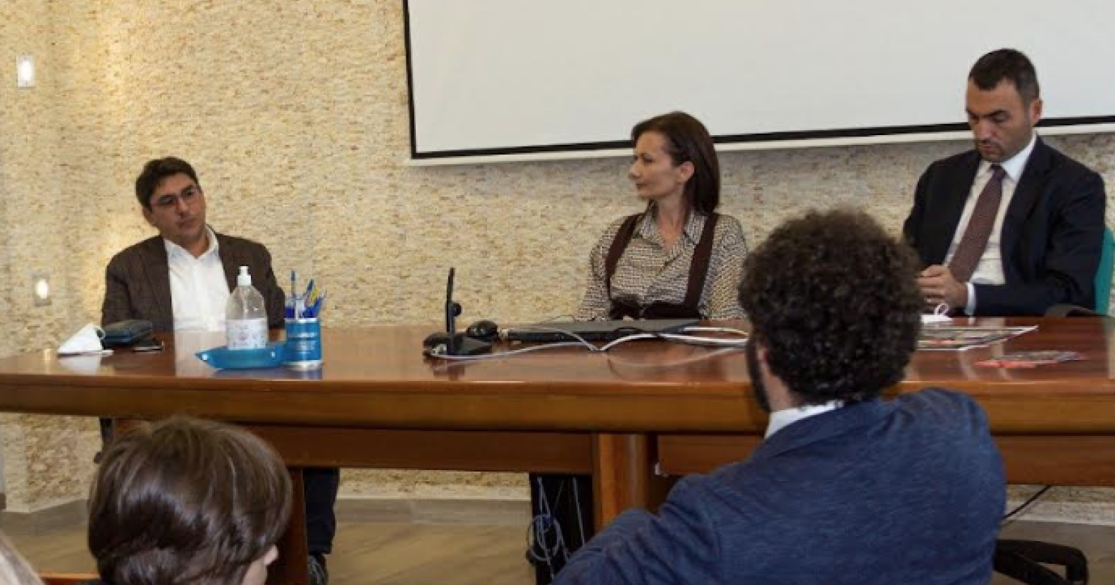 Isso (Emiliano), essa (la sua candidata contro il Pd a Manfredonia) e o malamente (il candidato del Pd) nel folle manicomio di Manfredonia