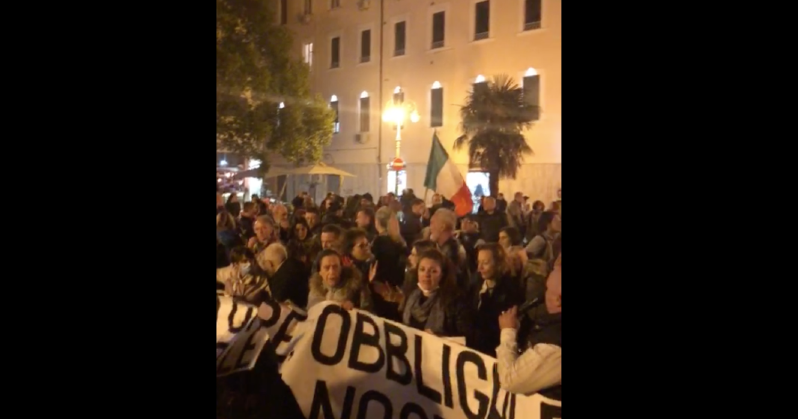 In 300 a Foggia contro il green pass: slogan durissimi contro Draghi e Conte