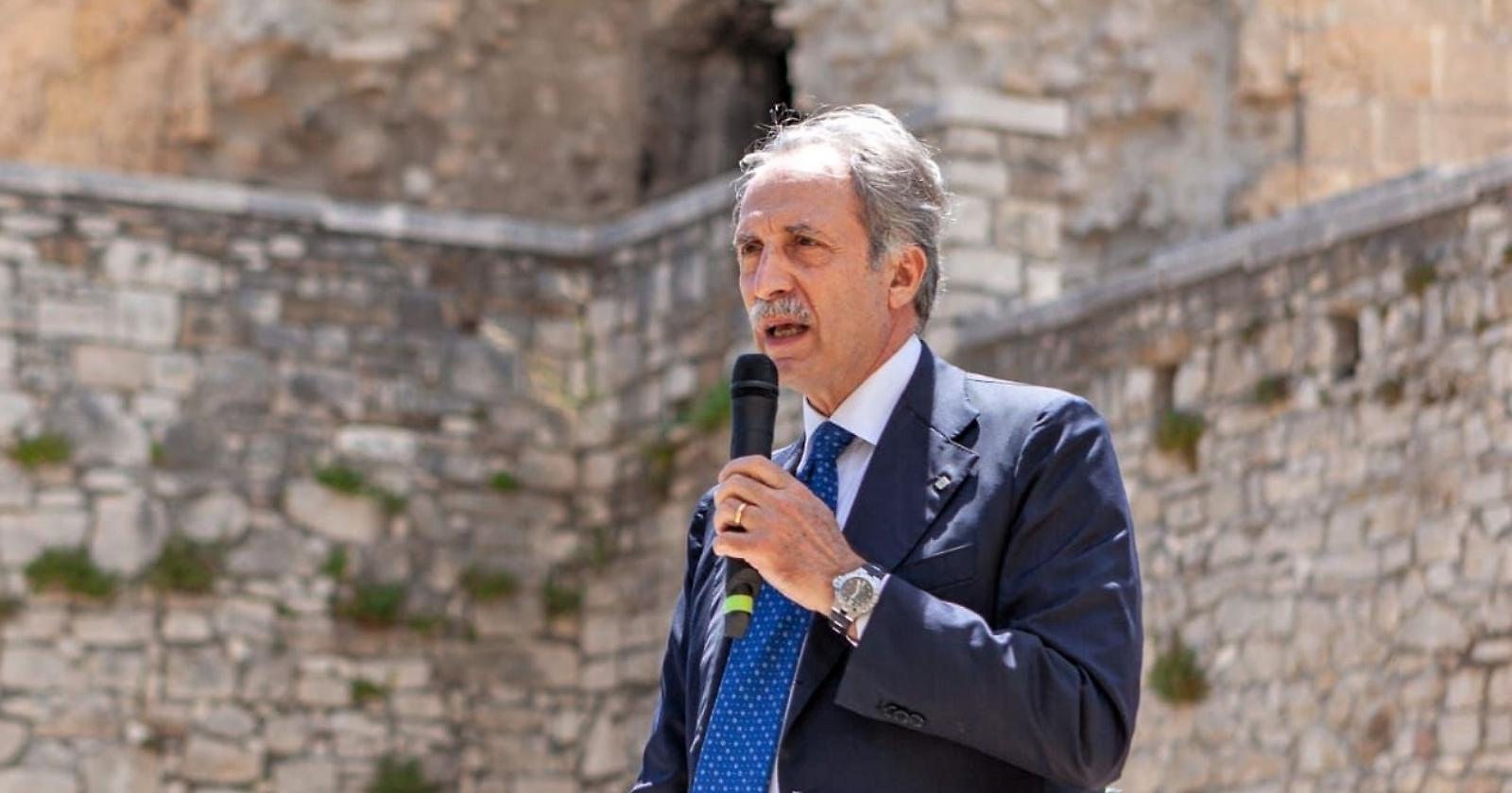 Terza dose, l'appello di Bardi agli over 60: «La farò anch'io»