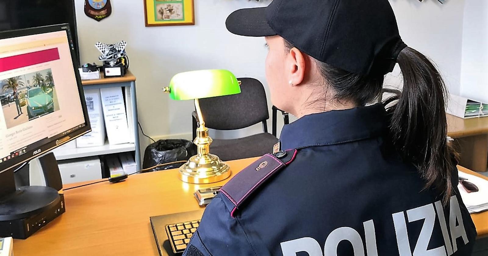 Quattro le ragazzine adescate con video e foto porno da un 48enne di Novara fintosi baby calciatore della Lazio. L'inchiesta partita da Foggia