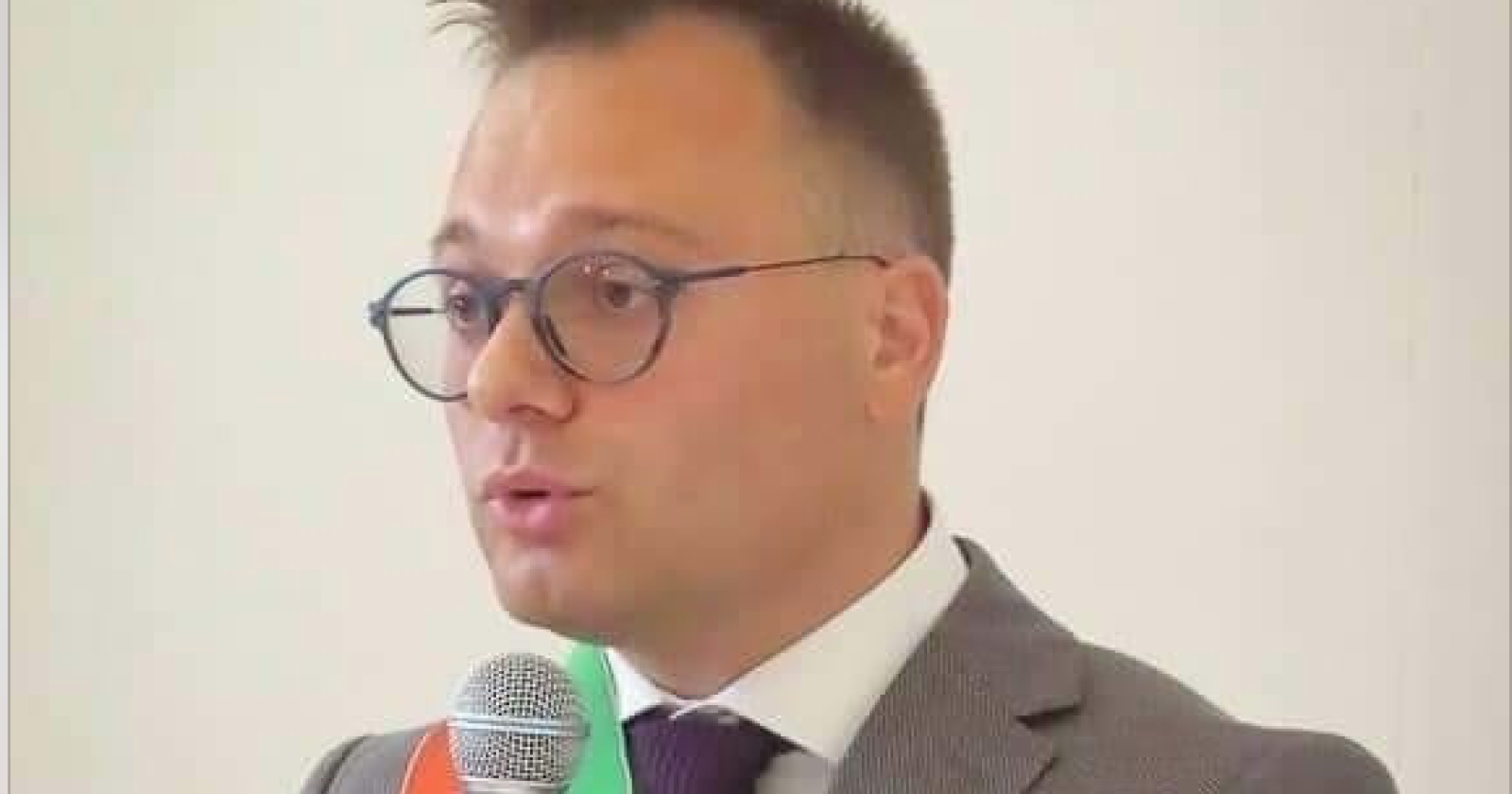 Il sindaco di Cellamare a Fedez: «Vedere nel tuo video uno con la fascia tricolore orinare su una persona è un'offesa»