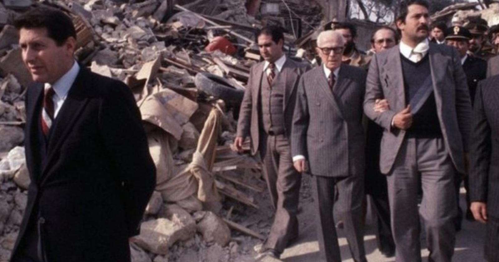 23 novembre 1980, la visita del Presidente Pertini a 48 ore dal sisma e lo storico discorso a reti unificate: "Ho assistito a degli spettacoli che mai dimenticherò"
