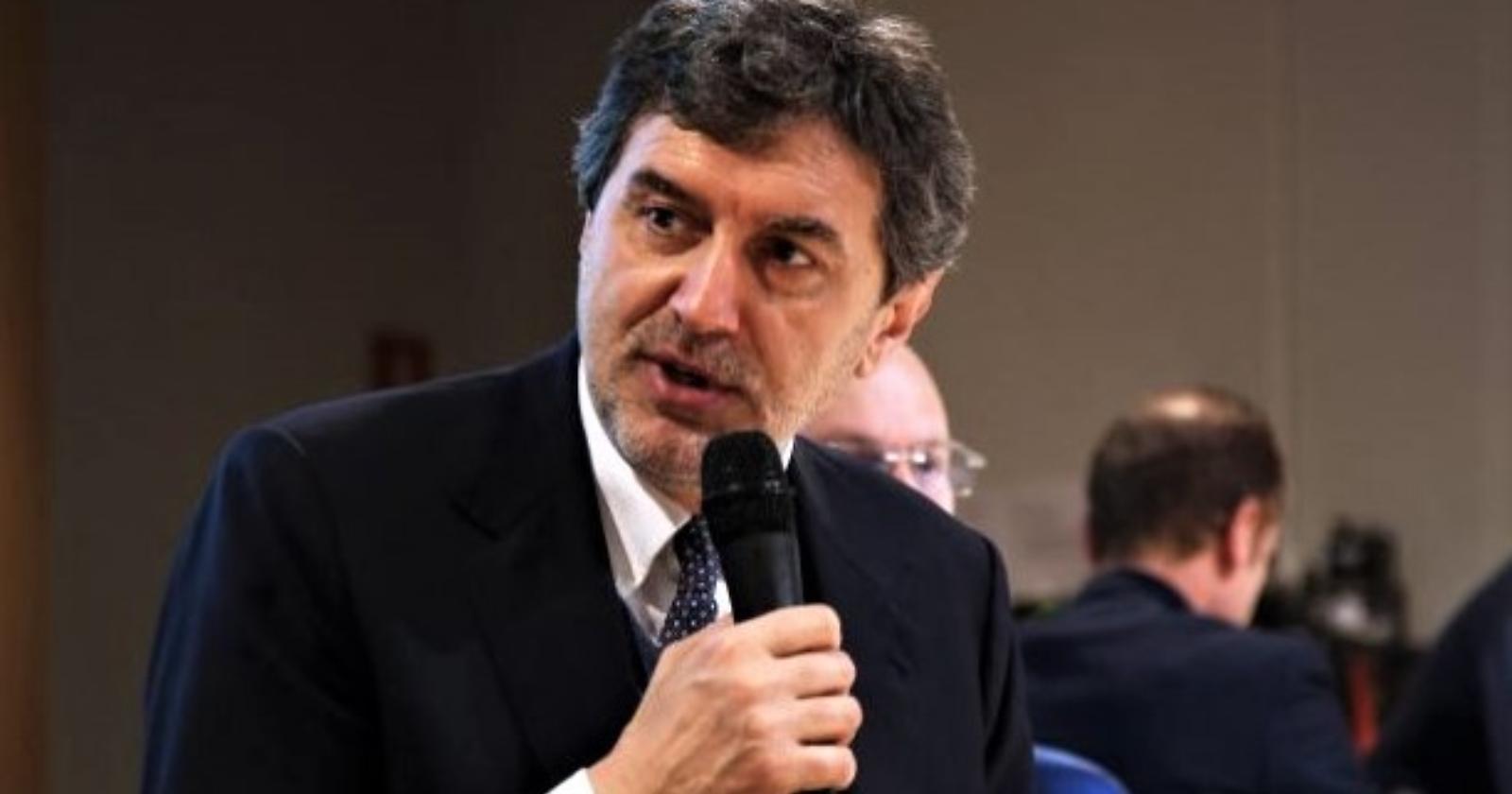Regioni, Marsilio è l'anti-Fedriga: «Il vaccino è facoltativo, lo Stato deve parlare ai cittadini in maniera chiara»