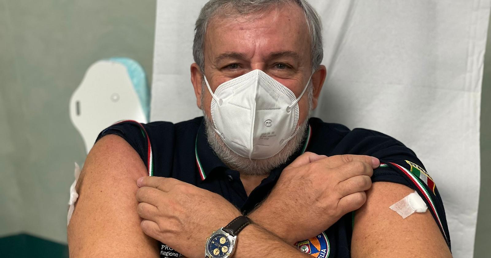 Emiliano: «Tra poco vaccino contro il Covid in Puglia solo su prenotazione»