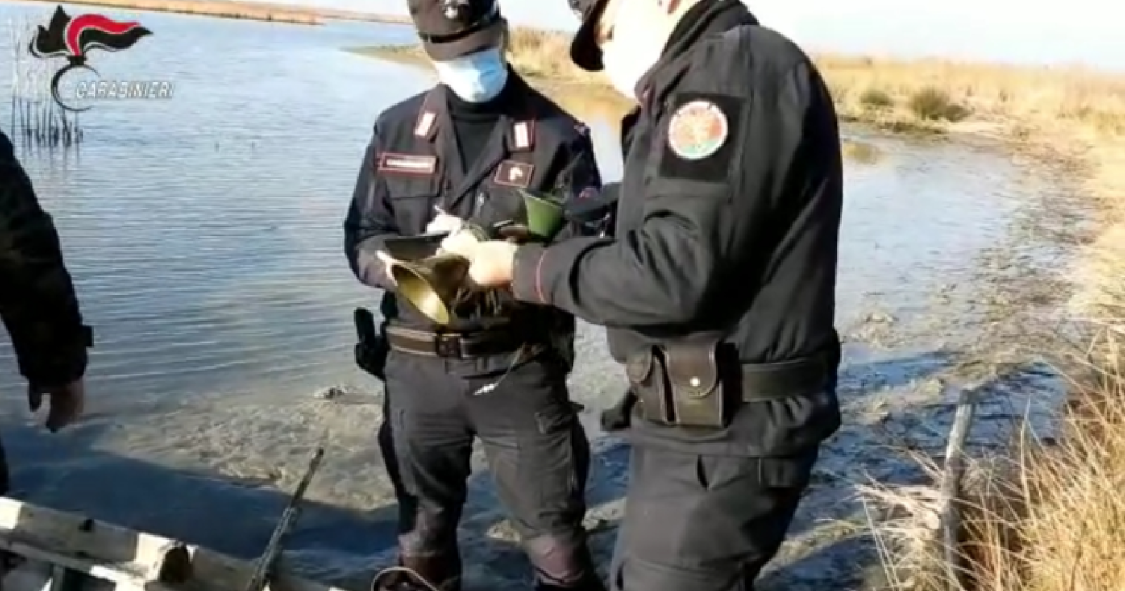 I Carabinieri forestali scoprono un "mare" di rifiuti speciali al lago di Lesina