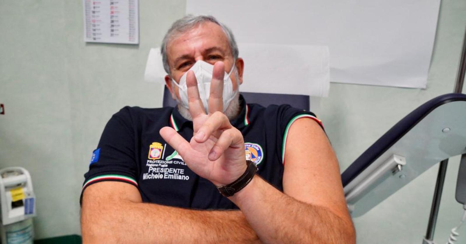 Emiliano: "Vaccino obbligatorio complicato. Comunque a Natale invitate chi volete, siamo la regione più vaccinata d'Italia"