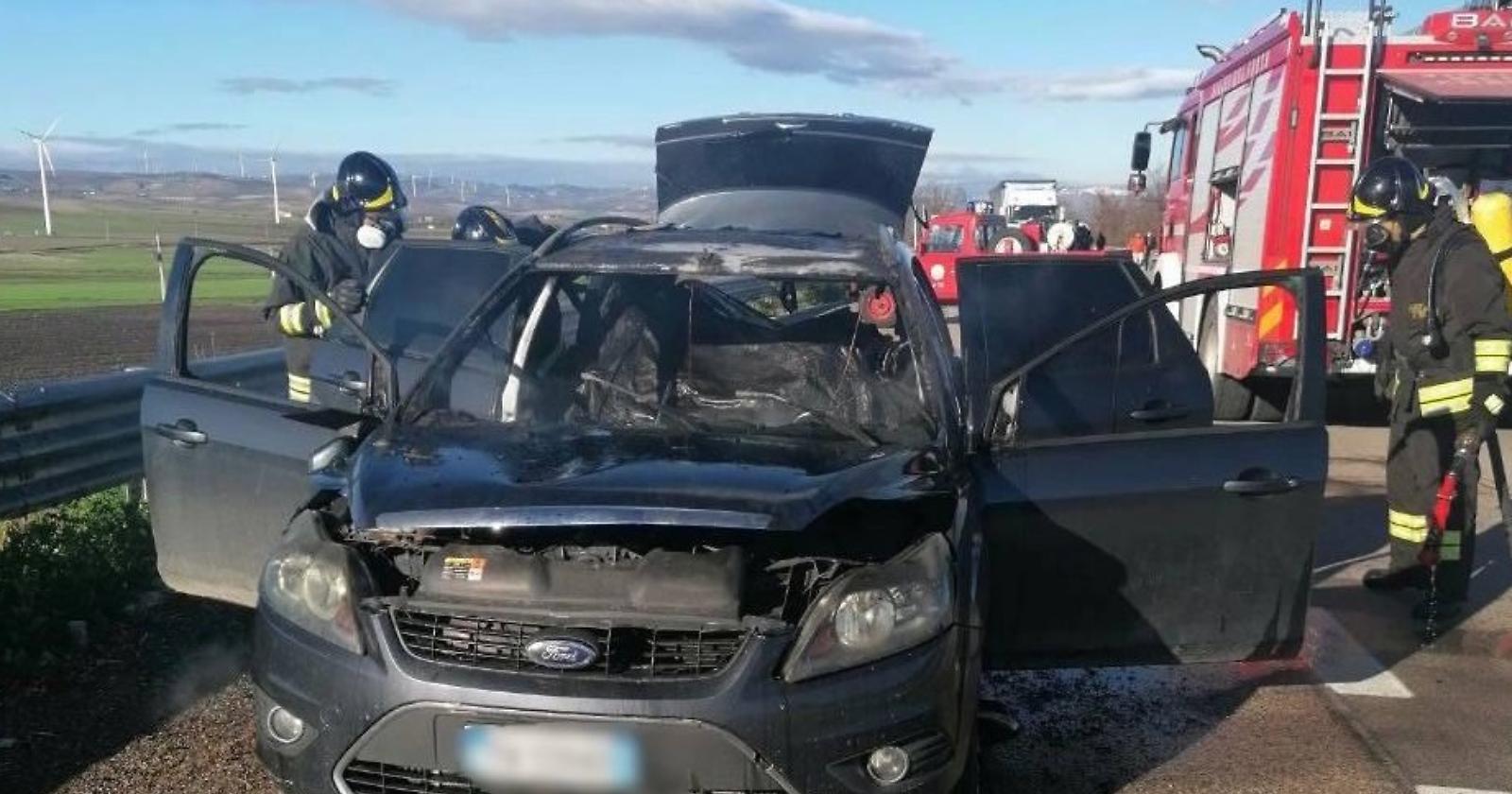 A Melfi un giovane di 24 anni della provincia di Foggia scende dall'auto che va a fuoco e viene travolto e ucciso da un autocarro