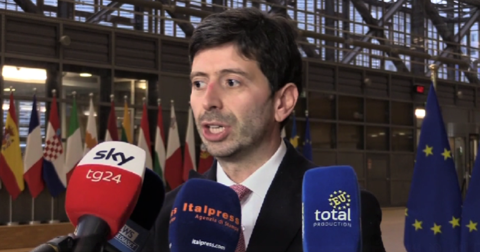 Tra poltrona e restrizioni Speranza si nasconde dietro Omicron e sogna l'emergenza infinita, questa volta 'ce lo chiede l'Europa': «Quando gli Stati membri rendono le norme più severe, la scelta va gi