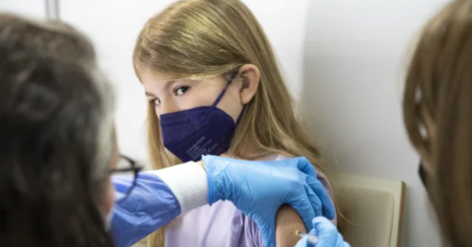 Emiliano dà il via in Puglia ai vaccini anti Covid per i bambini: somministrazione negli studi pediatrici, nelle scuole e nei centri di cura