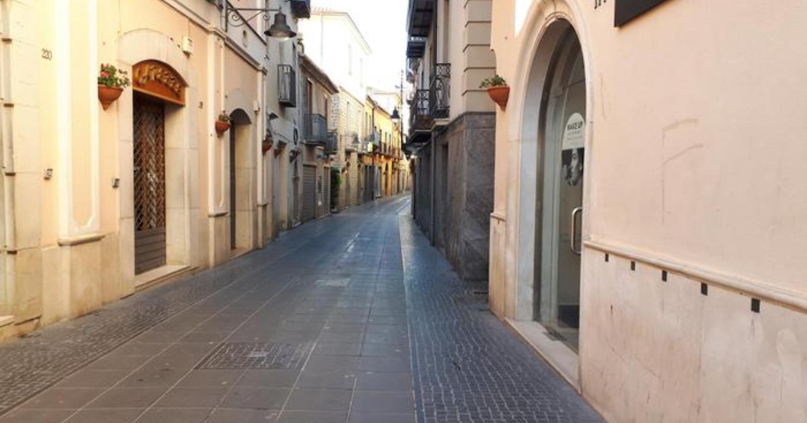 Potenza, il Covid c'è.. ma solo nel centro storico. Ecco l'obbligo di mascherina all'aperto: dopo un anno nulla è cambiato 