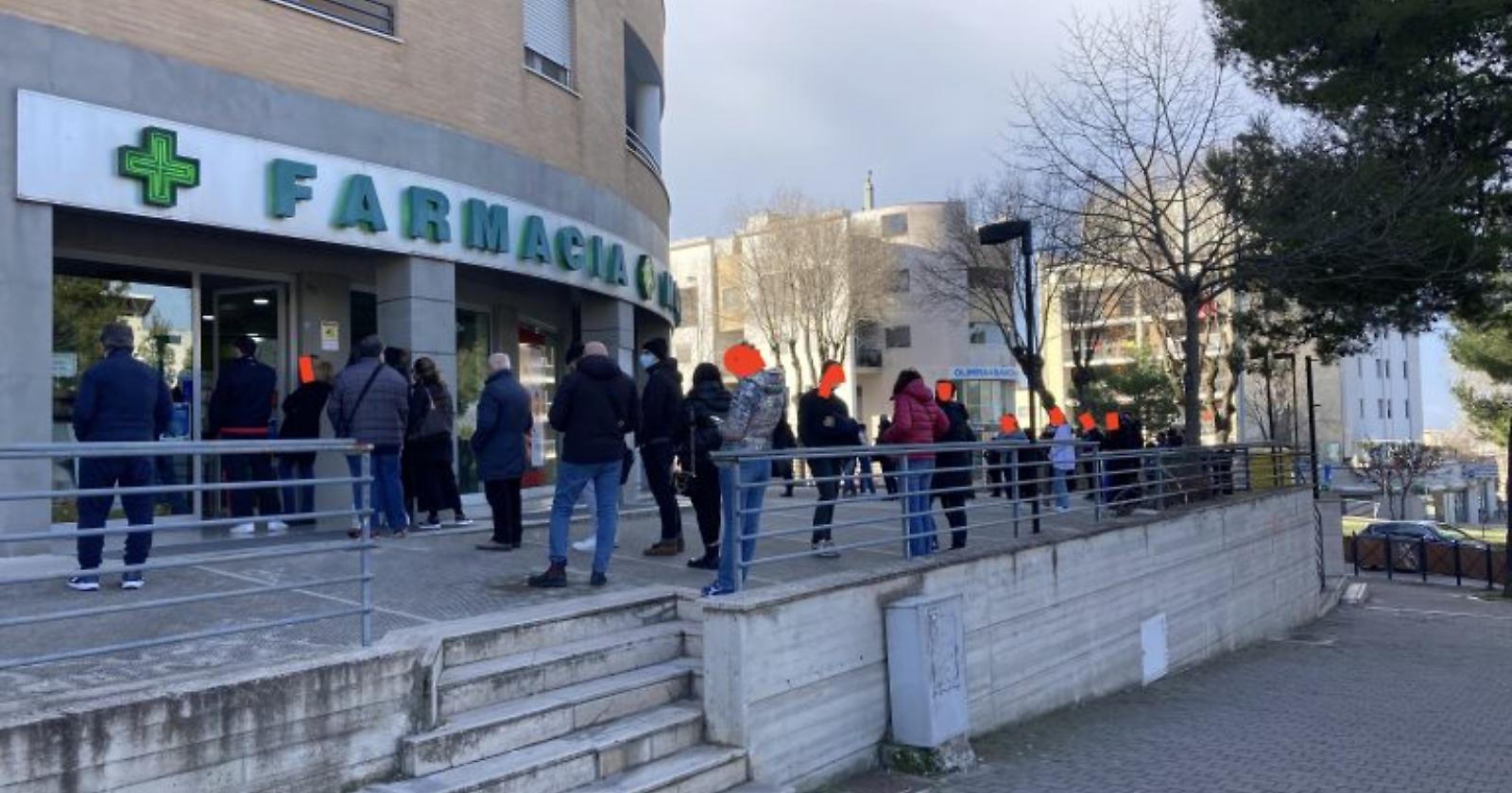 A Matera un Santo Stefano di tamponi: disagi nell'unica farmacia di turno 