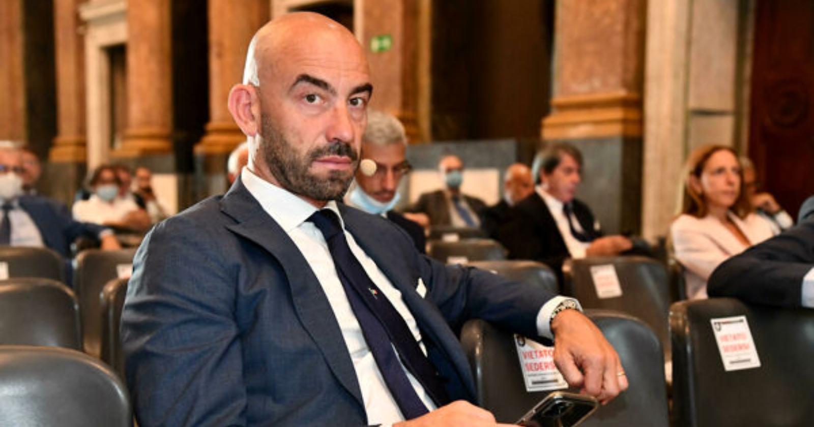 Sintesi del Natale 2021: in ogni famiglia almeno un positivo. Bassetti: «Finiamola con il tracciamento e le quarantene dei contatti»