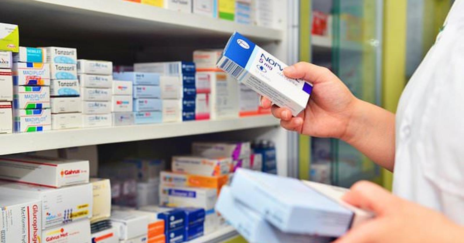 Il governo rincorre i no vax. Intanto lo Zitromax, antibiotico per curare il Covid, è introvabile 