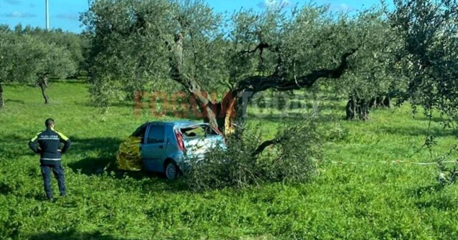 Finisce con l'auto contro un albero, tra San Severo e Apricena: morto un ragazzo di 19 anni