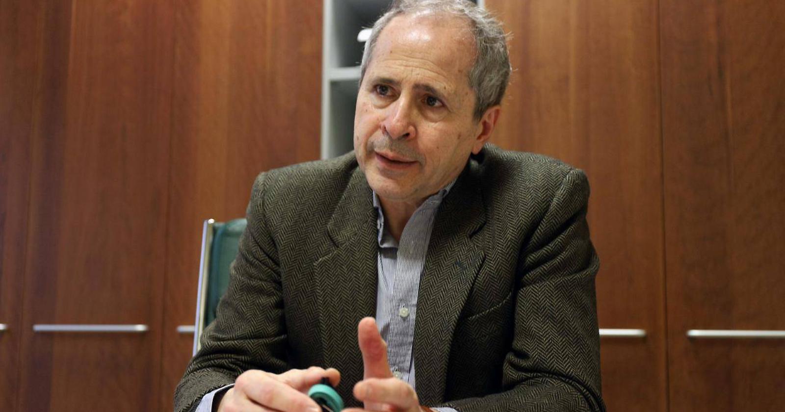 Vaccino ogni 4 mesi? Perplesso Crisanti: «Non è salutare per il sistema immunitario»