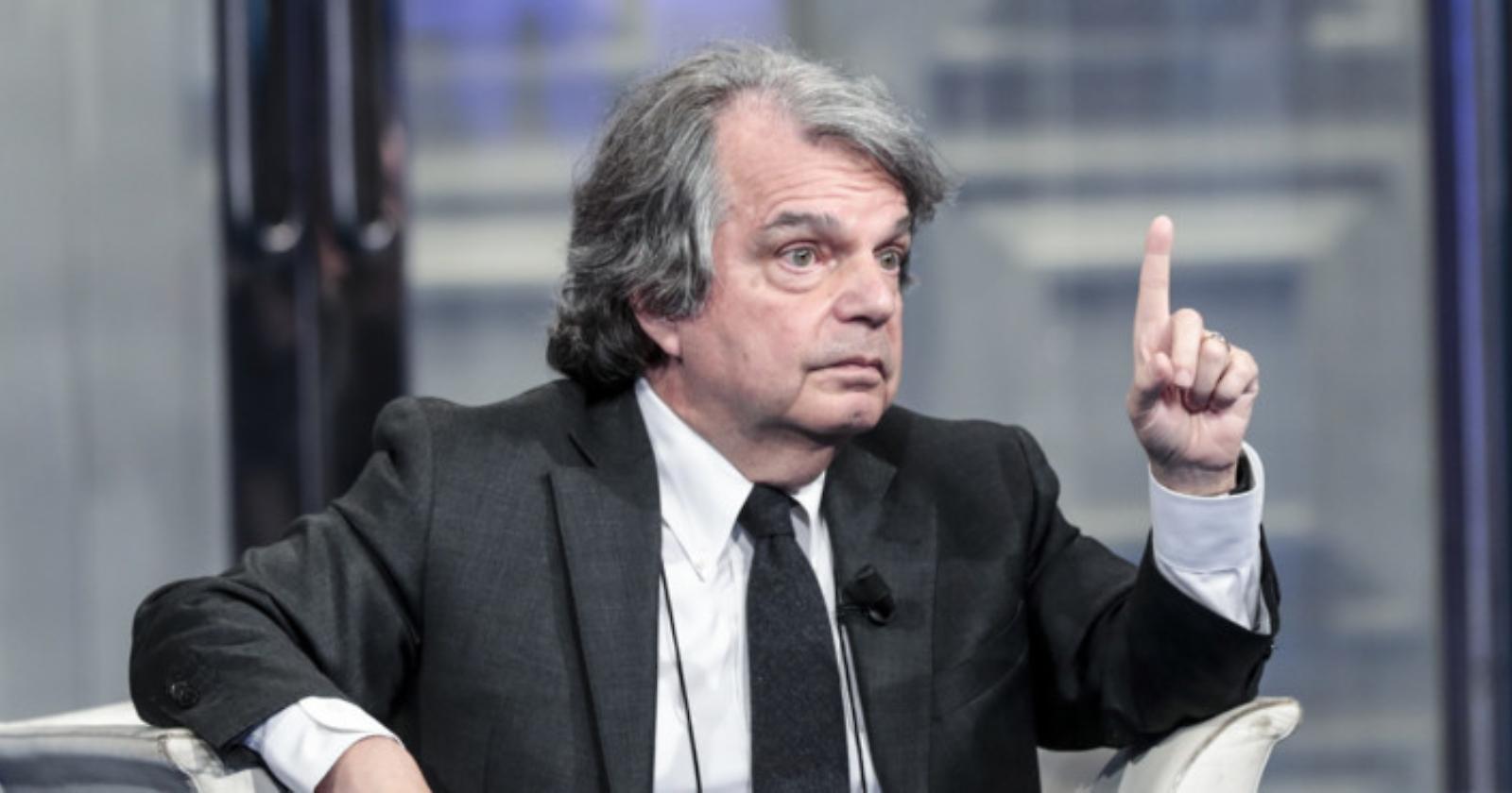 Quelle restrizioni che nulla hanno di sanitario: Poste "pass free" solo per ritirare la pensione