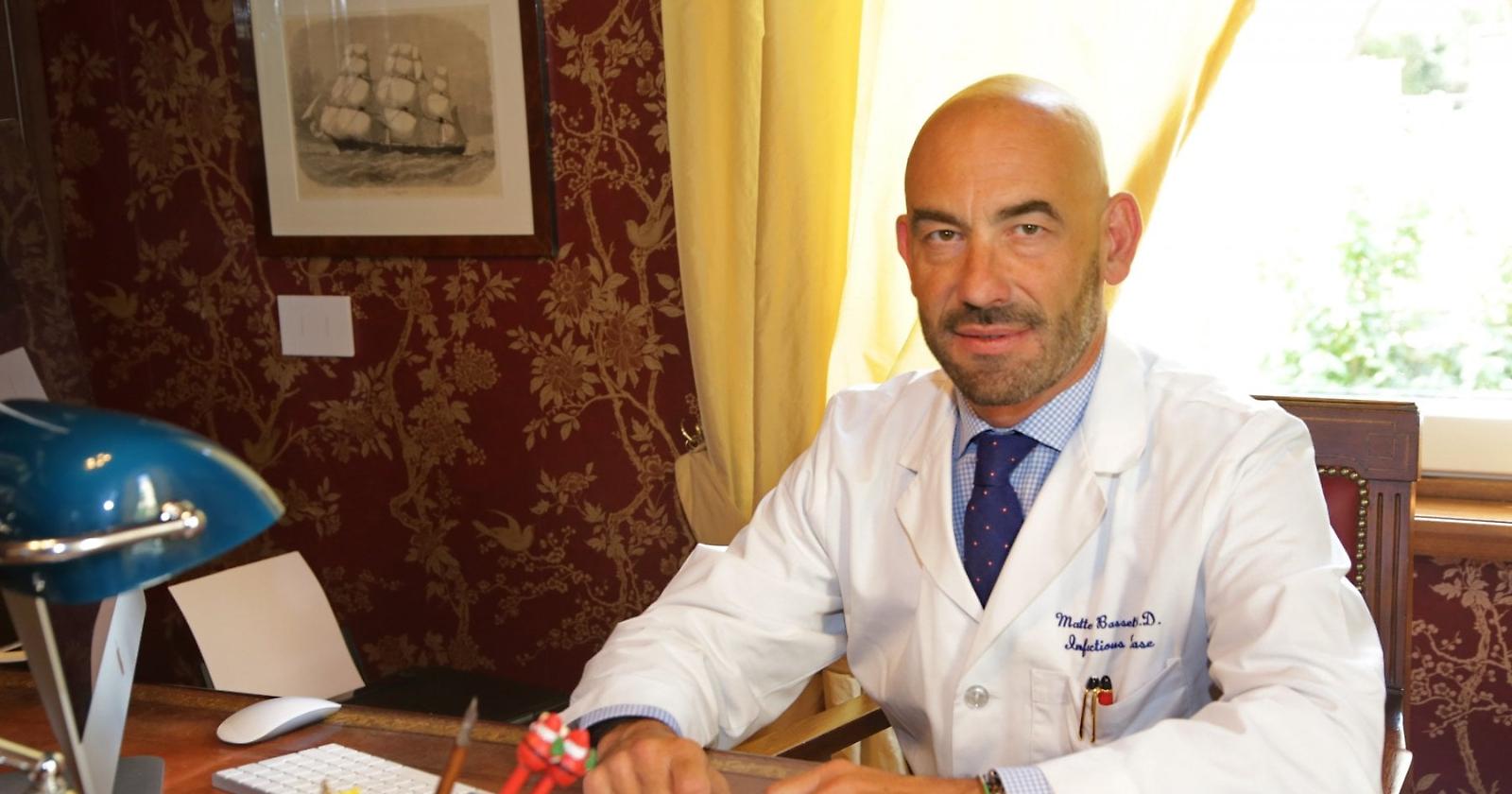 Cure domiciliari, cortisone e antivirali. L'appello di Bassetti ai colleghi: «Facciamo il nostro lavoro»