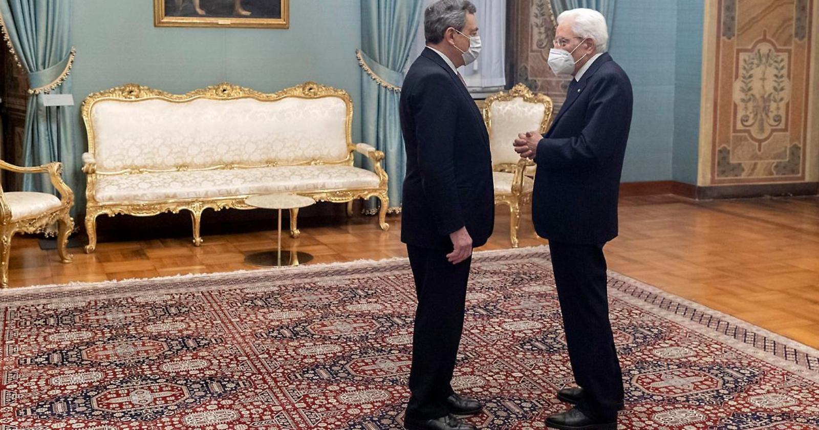 Draghi media per se stresso e per il governo e rilancia: «Mattarella resti per il bene del Paese»