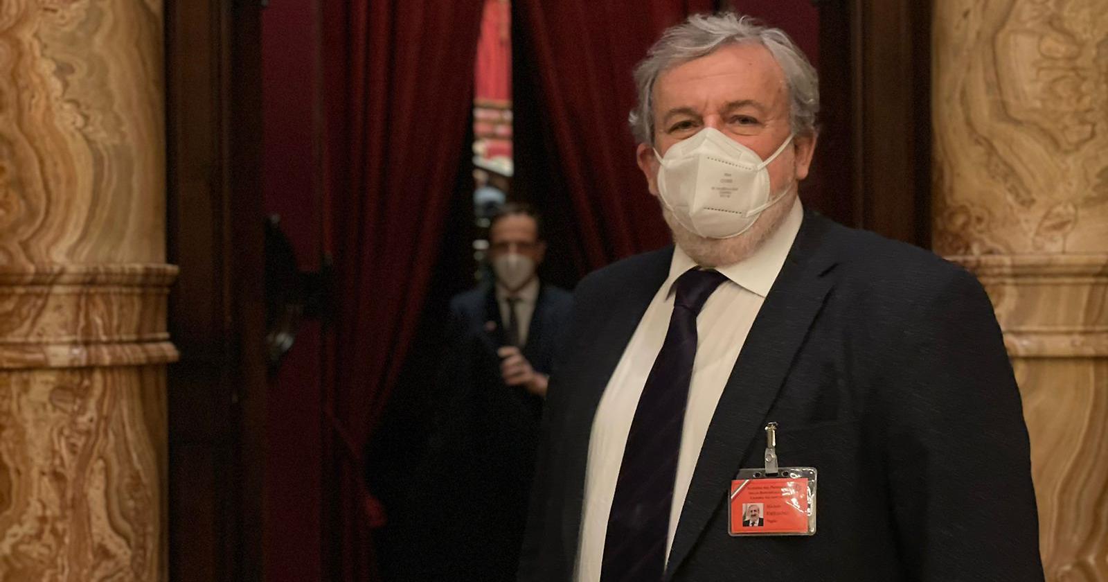 Con 3 dosi di vaccino, Emiliano fa il tampone per il Mattarella bis confermando la follia delle discriminazioni di Draghi