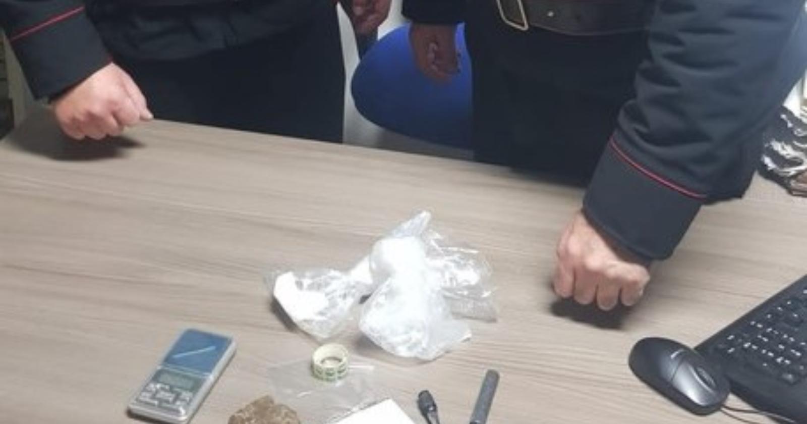 «Anomalo andirivieni»,  a Bernalda nei guai un 24enne: in casa 165 grammi di hascisc e bilancino