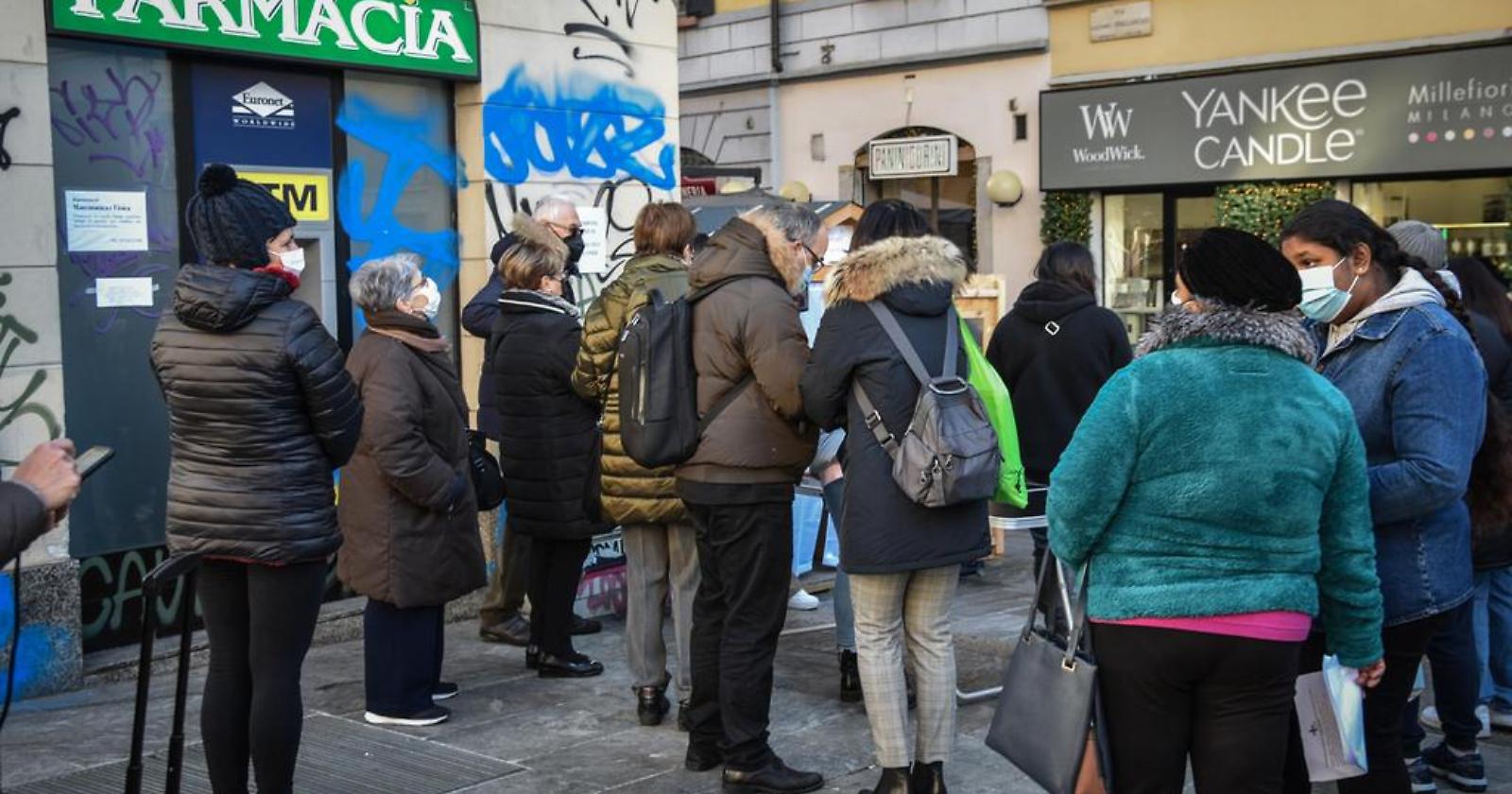 Con tre dosi non si è 'immuni' e il pass rafforzato espone al rischio contagio: così la prevenzione la pagano gli italiani
