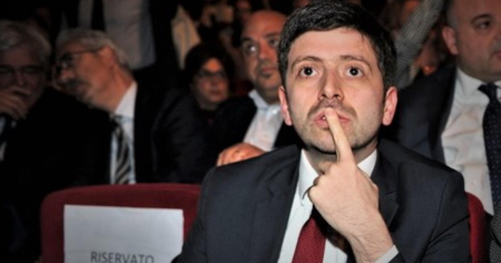 Speranza neI mirino dei parlamentari grillini  : «Il Green pass rafforzato affossa l'economia, va eliminato»