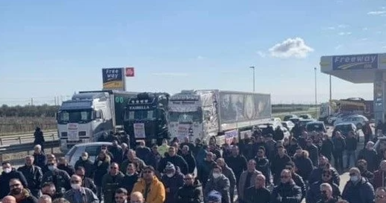Tensione alle stelle per la protesta degli autotrasportatori contro il caro carburante: nel Foggiano finisce a coltellate