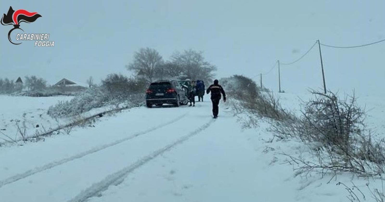 La brutta avventura di una famiglia napoletana "prigioniera" della neve tra Lacedonia e Anzano, fino all'arrivo dei Carabinieri