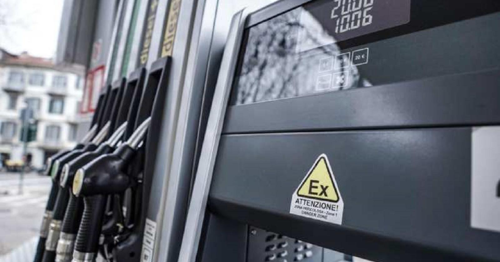 Aumenti senza sosta: superati i due euro per un litro di benzina