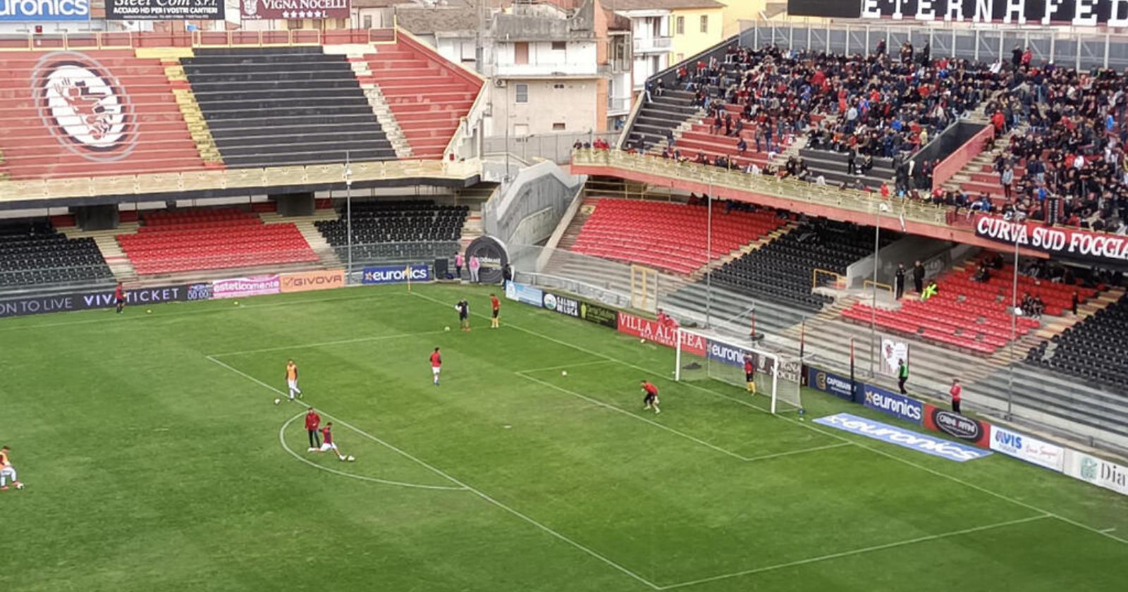 Tra i due mari il Foggia riesce a restare a galla con il Taranto
