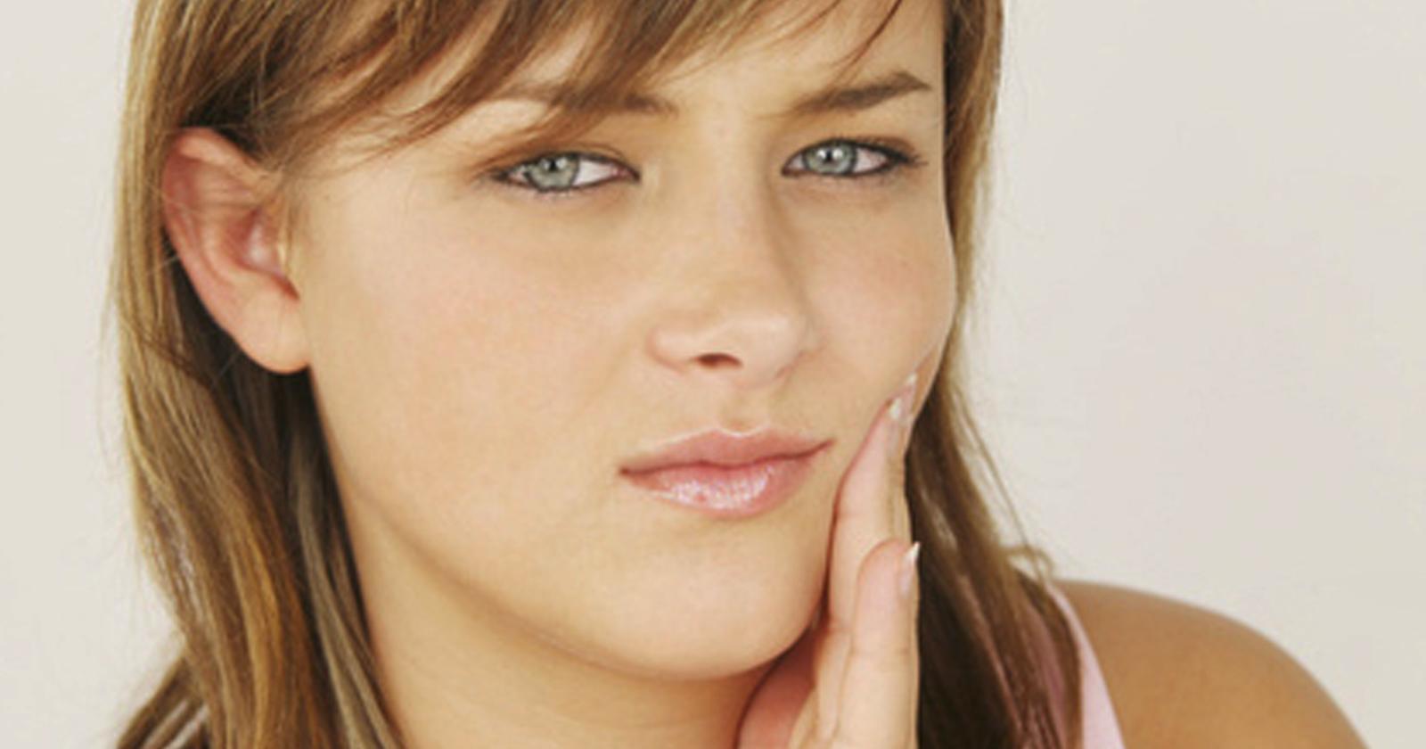Antipatica già solo nel nominarla, la parodontite fa danni non solo ai denti: ecco come curarla