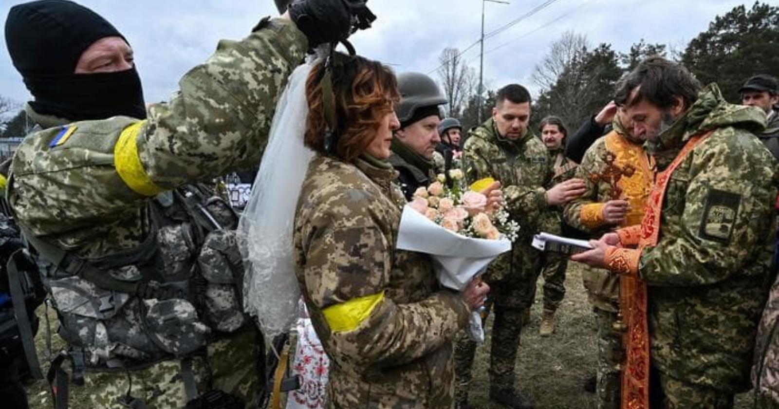 Mimetica ed elmetto, Lesia e Valerii si sposano al fronte: le foto diventano virali 