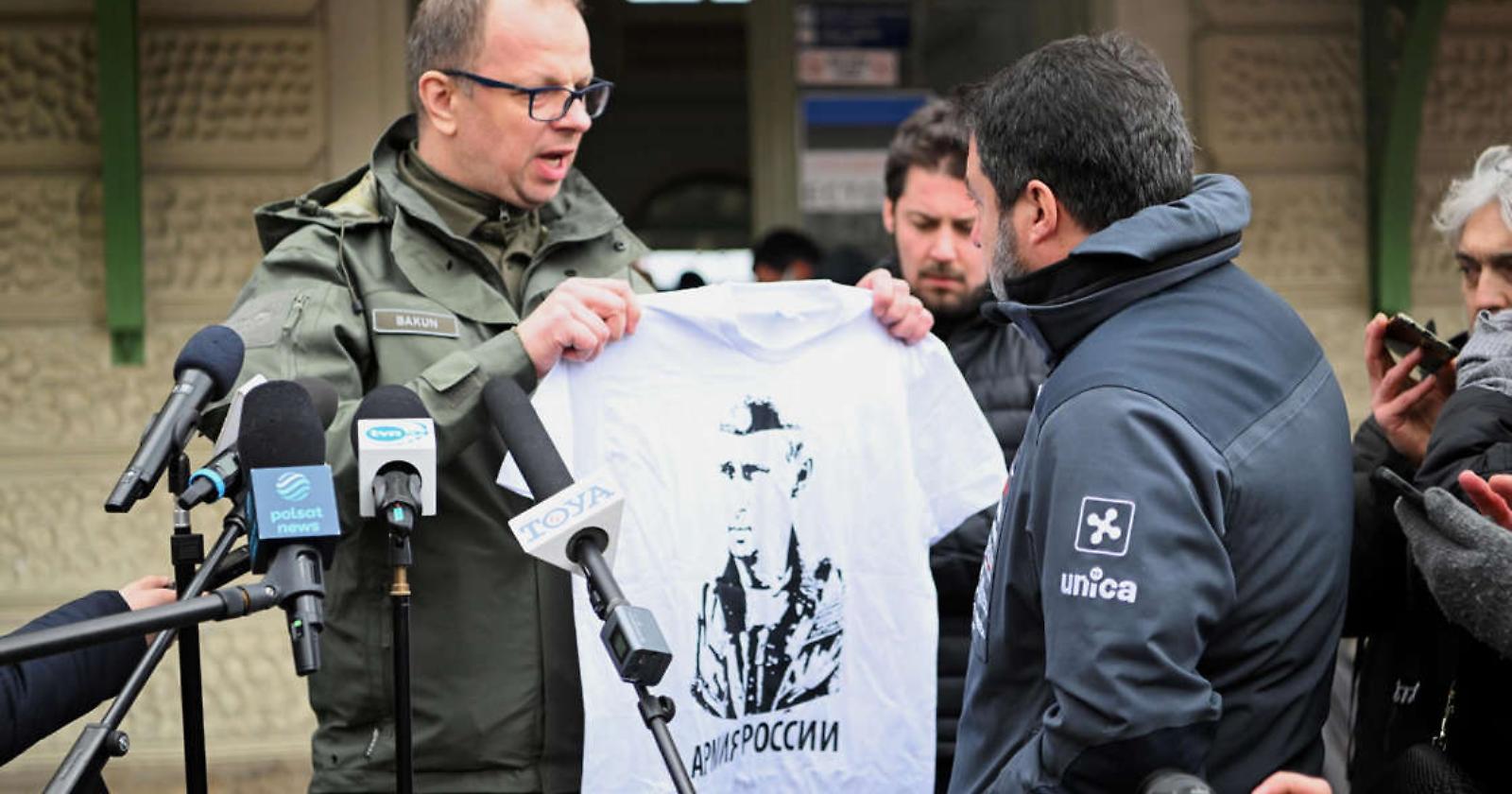 Il camaleontico Salvini vola in Polonia, rimbalzato dal sindaco polacco che gli mostra la maglia di Putin