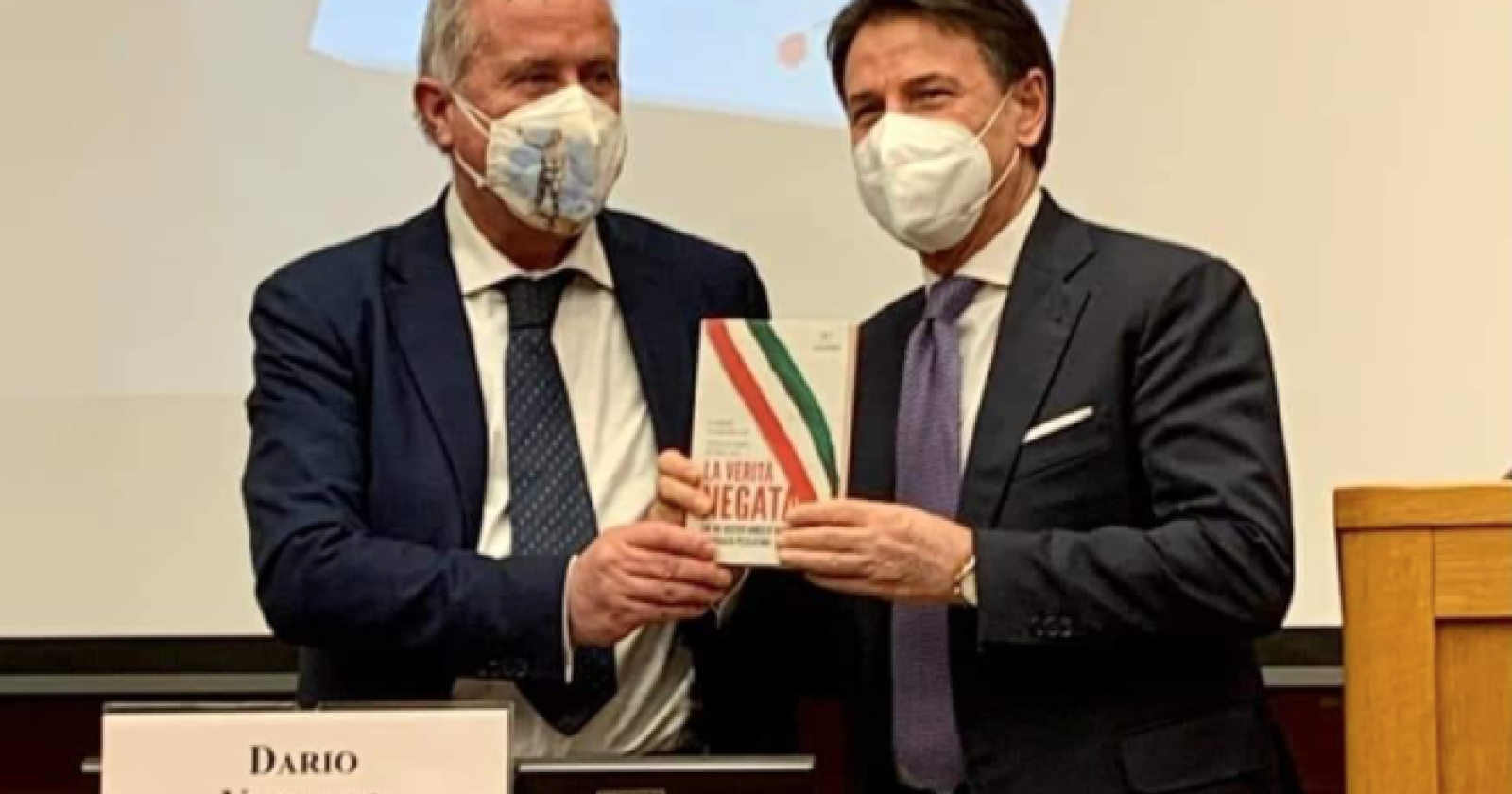 Conte presenta il libro sul caso Vassallo e di Foggia dice: «Stento a riconoscere la mia terra offesa dalla criminalità»