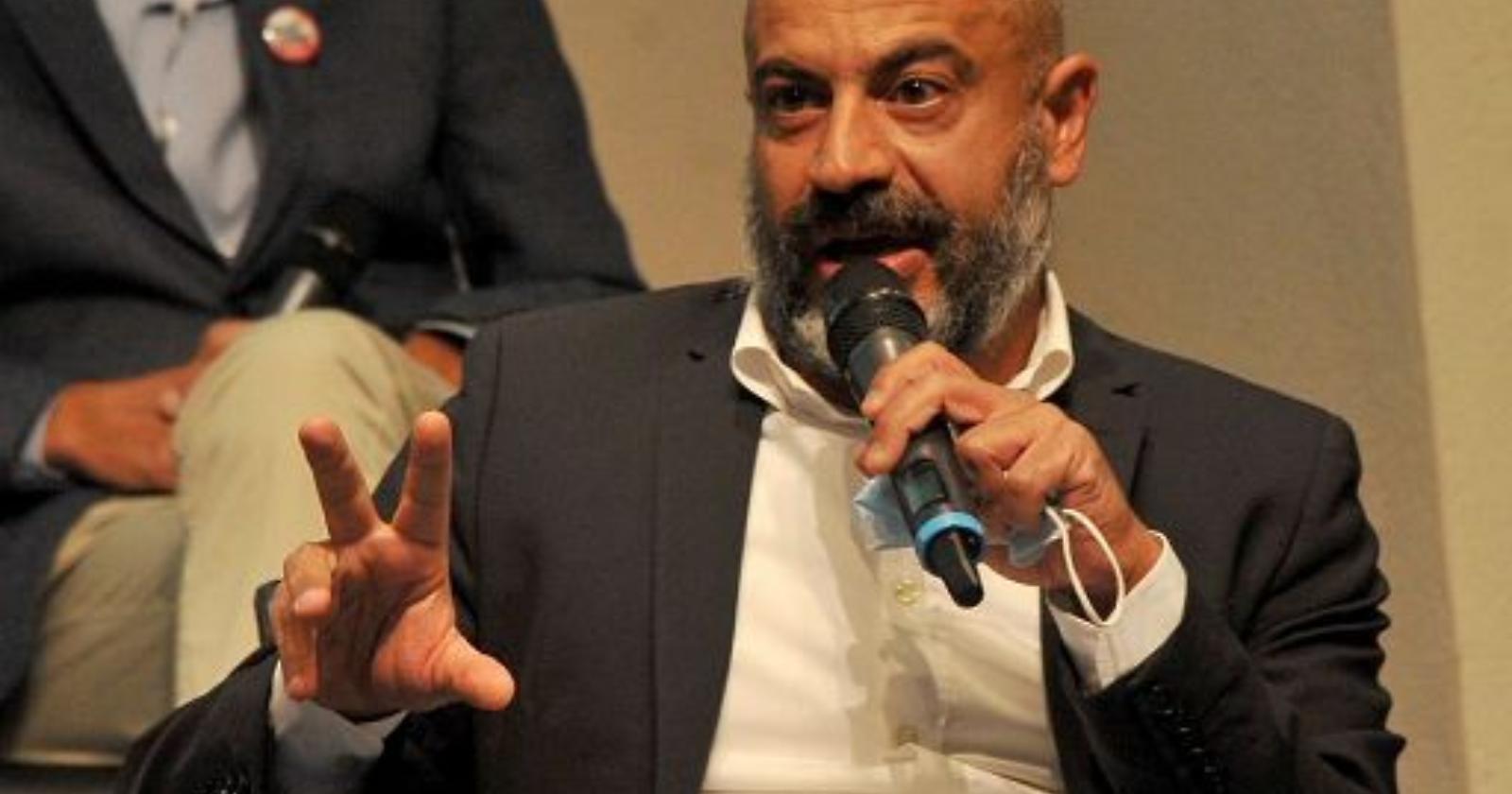 Paragone: «Dopo aver tolto gli stipendi ai lavoratori col green pass, che fine ha fatto l'uomo dei miracoli Draghi per salvare gli italiani dal caro bollette?»