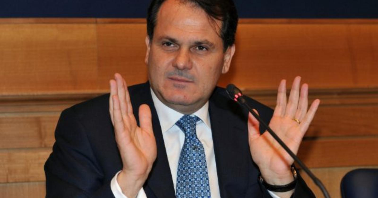 La pandemia logora chi non ce l'ha: per una fornitura di guanti sequestrati 58mila euro all'ex ministro Romano