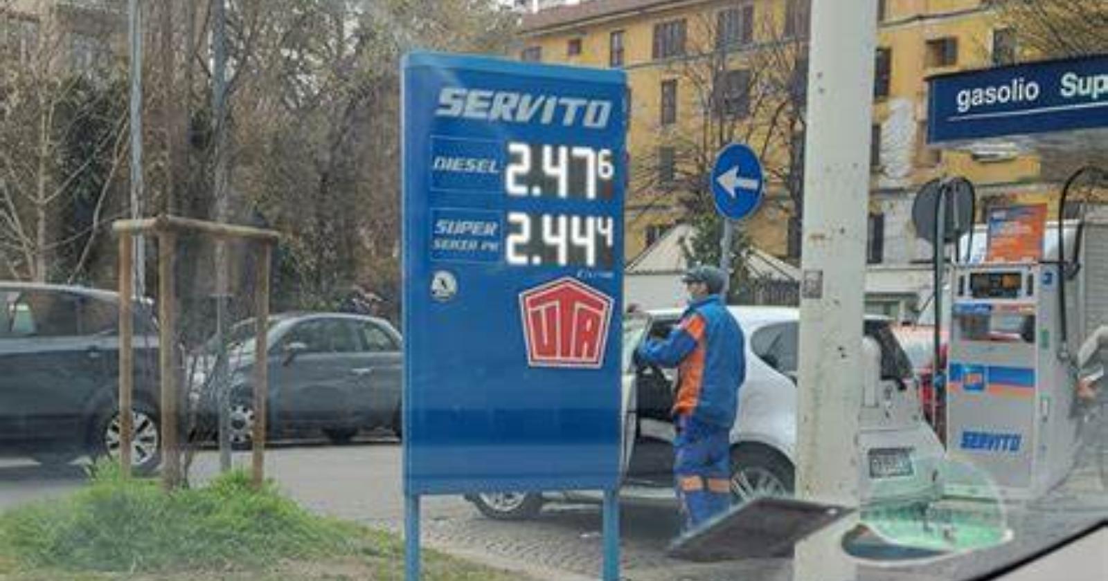 Nell'Italia di Draghi il carburante al servito si avvia pericolosamente a 2 euro e mezzo al litro