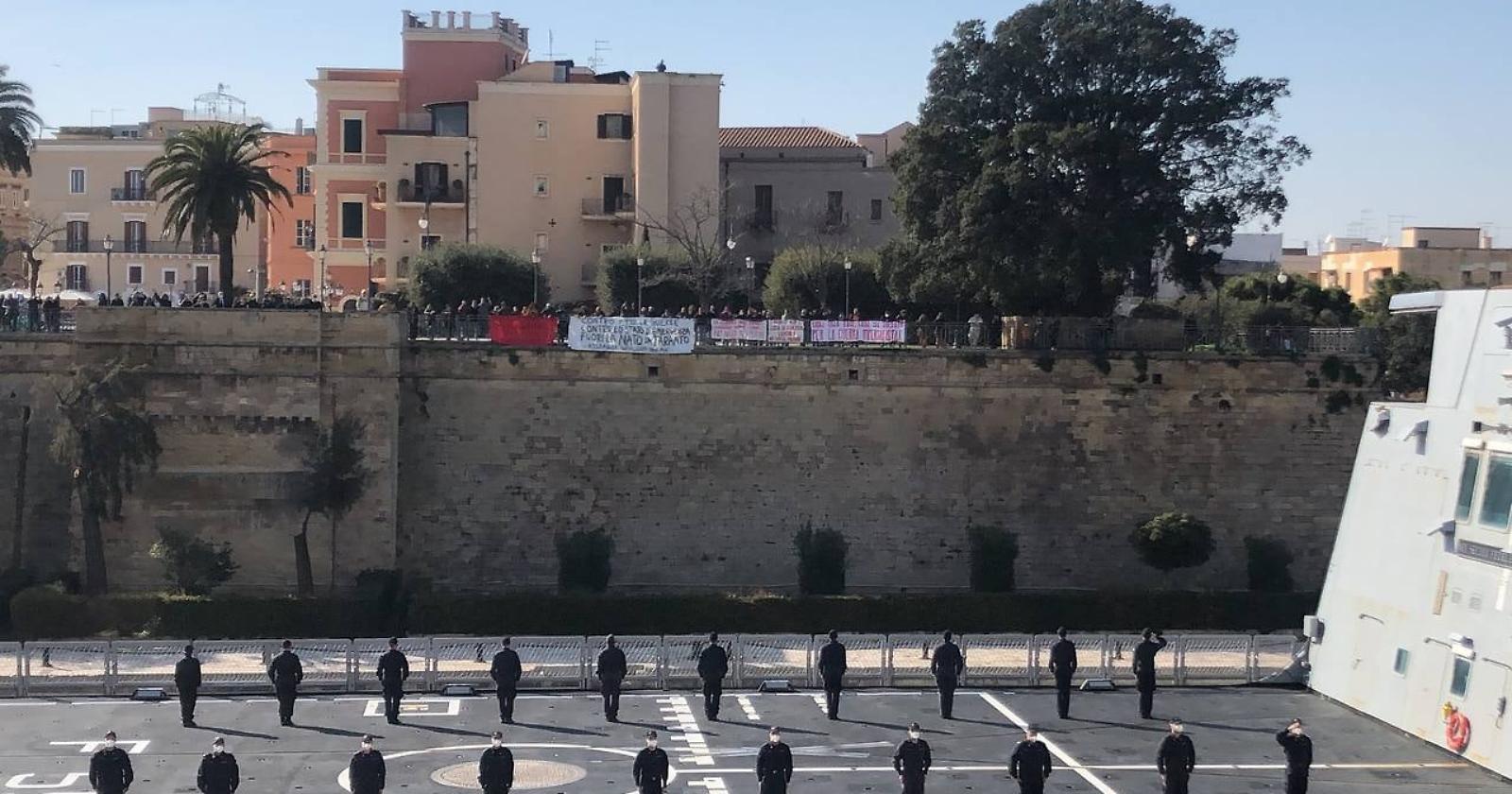 Manifestazione a Taranto al passaggio della Marina Militare : «Le guerre degli imperi le pagano i popoli. No Nato, no Putin»