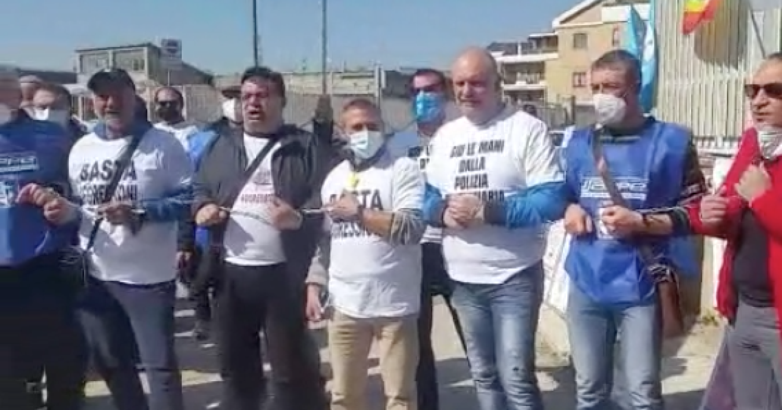 Situazione insostenibile al carcere di Foggia, agenti della Polizia penitenziaria del Sappe in catene