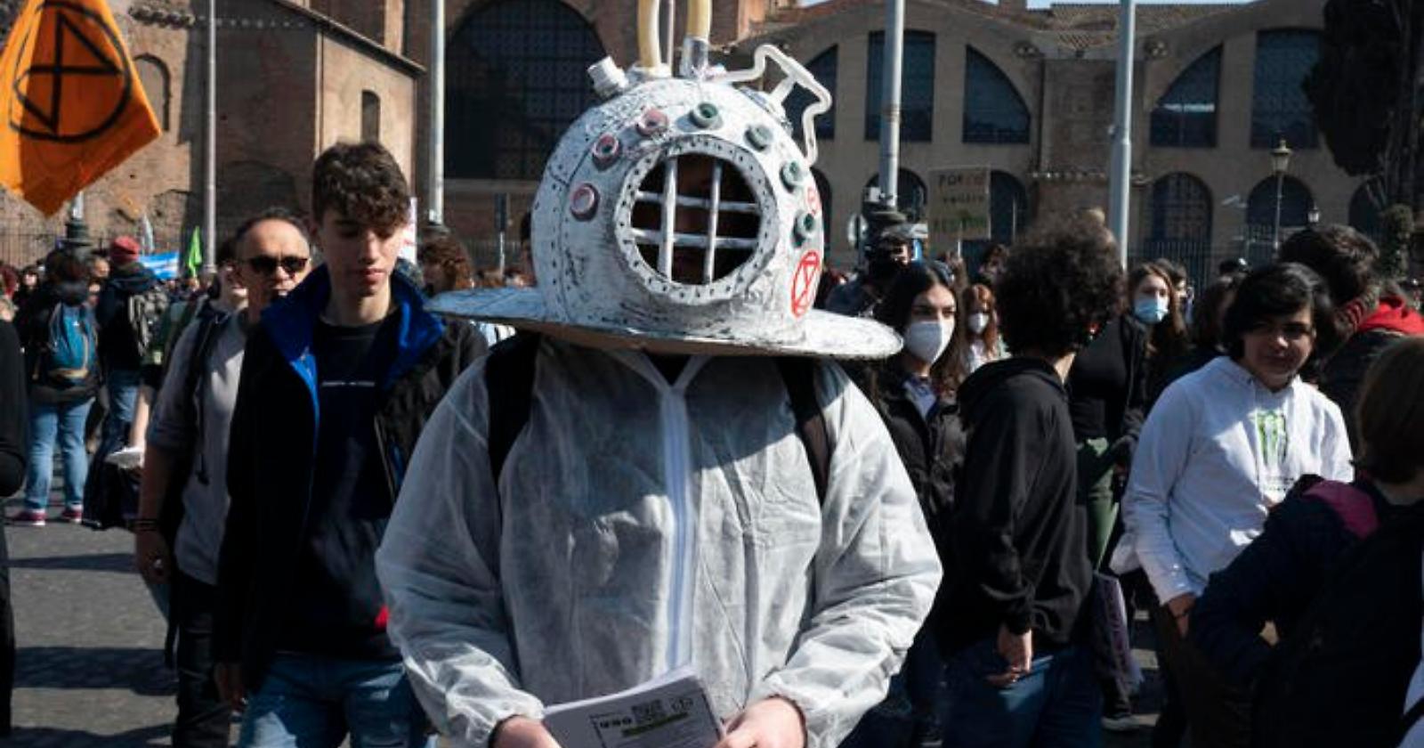 'Friday for future', da Milano a Bari, migliaia in piazza e cori contro Draghi e Cingolani