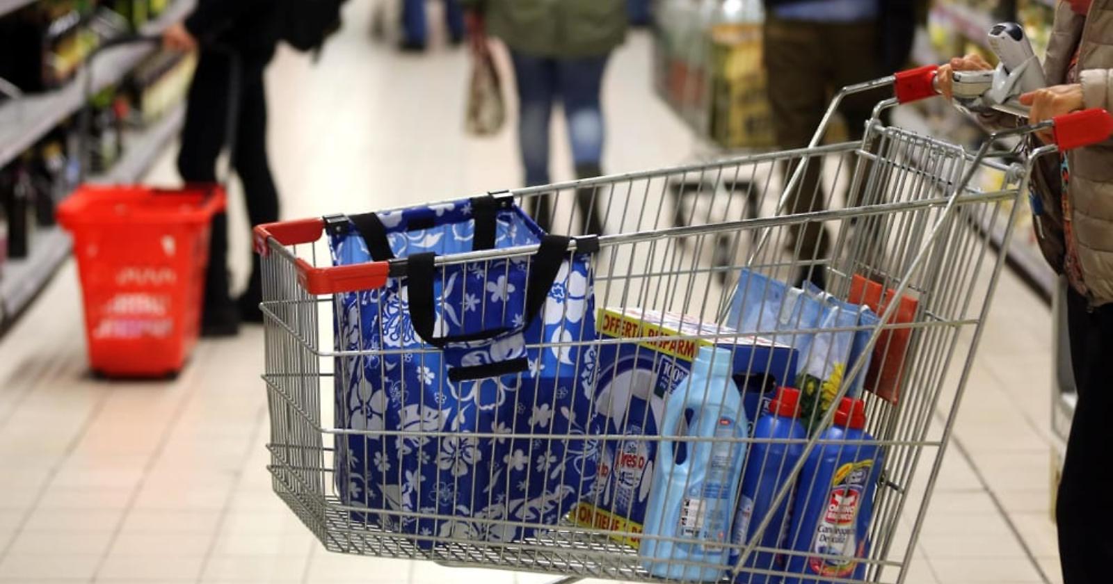 Prezzi, ecco la shrinkflation: l'inflazione c'&egrave; ma non si vede