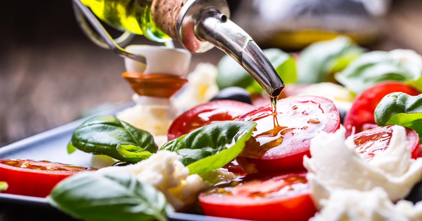 Pure per i cibi ci si divide in "buoni" e "cattivi": meglio scegliere la pace della  “Dieta mediterranea”